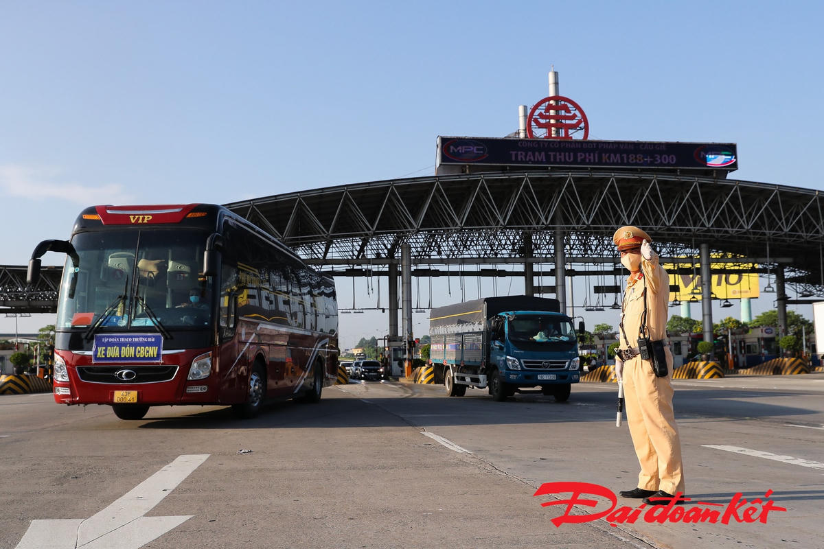 Cảnh sát giao thông yêu cầu các phương tiện vào chốt kiểm soát, thực hiện khai báo y tế, đo thân nhiệt. Ảnh: Quang Vinh. 