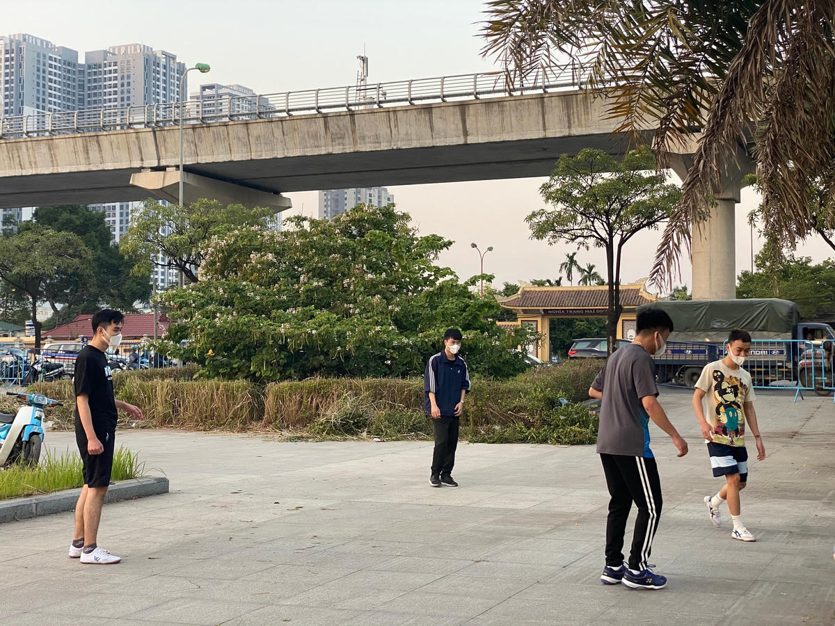 Công viên – hồ điều hoà Mai Dịch được cải tạo dần sau phản ánh