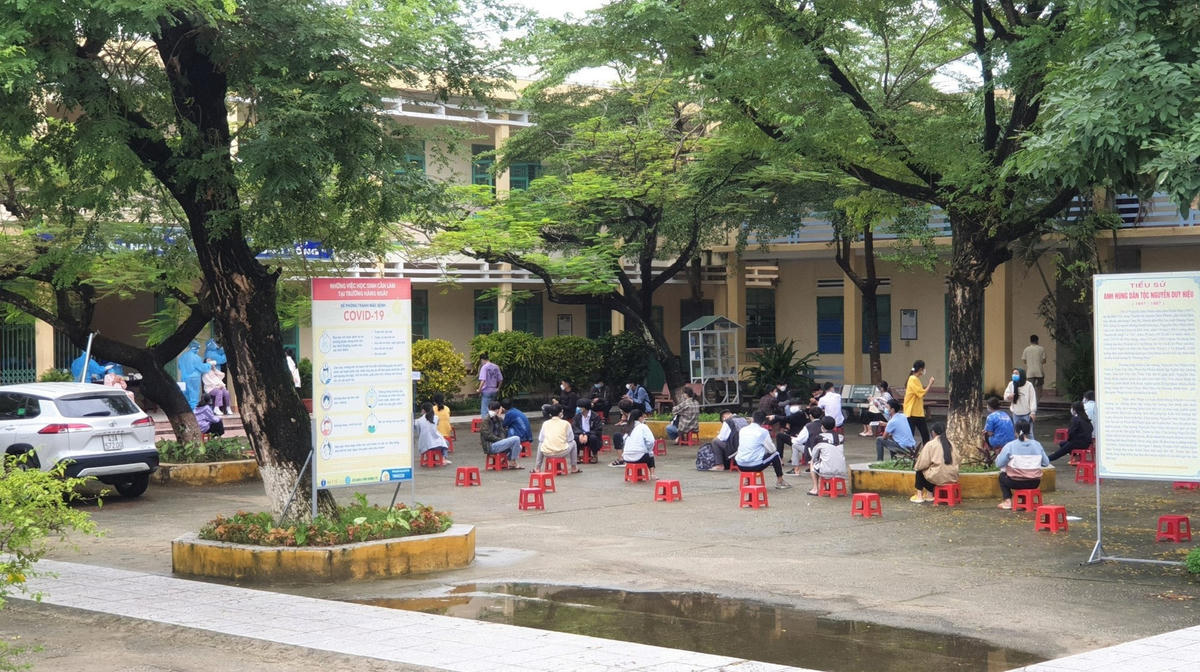 Học sinh Trường THPT Nguyễn Duy Hiệu đang chờ lấy mẫu xét nghiệm Covid-19.