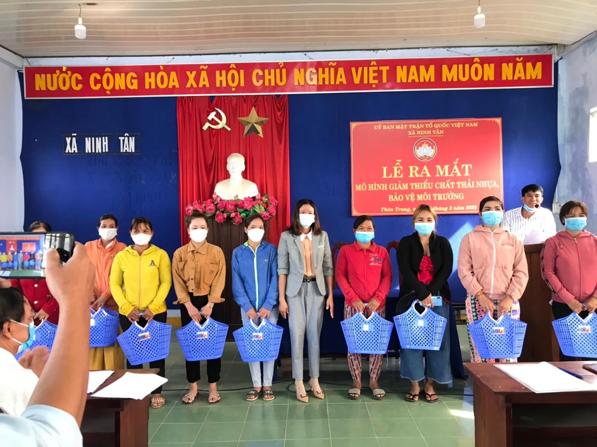 MTTQ xã Ninh Tân tặng 50 giỏ xách đi chợ cho thành viên tham gia mô hình và phát động phong trào.