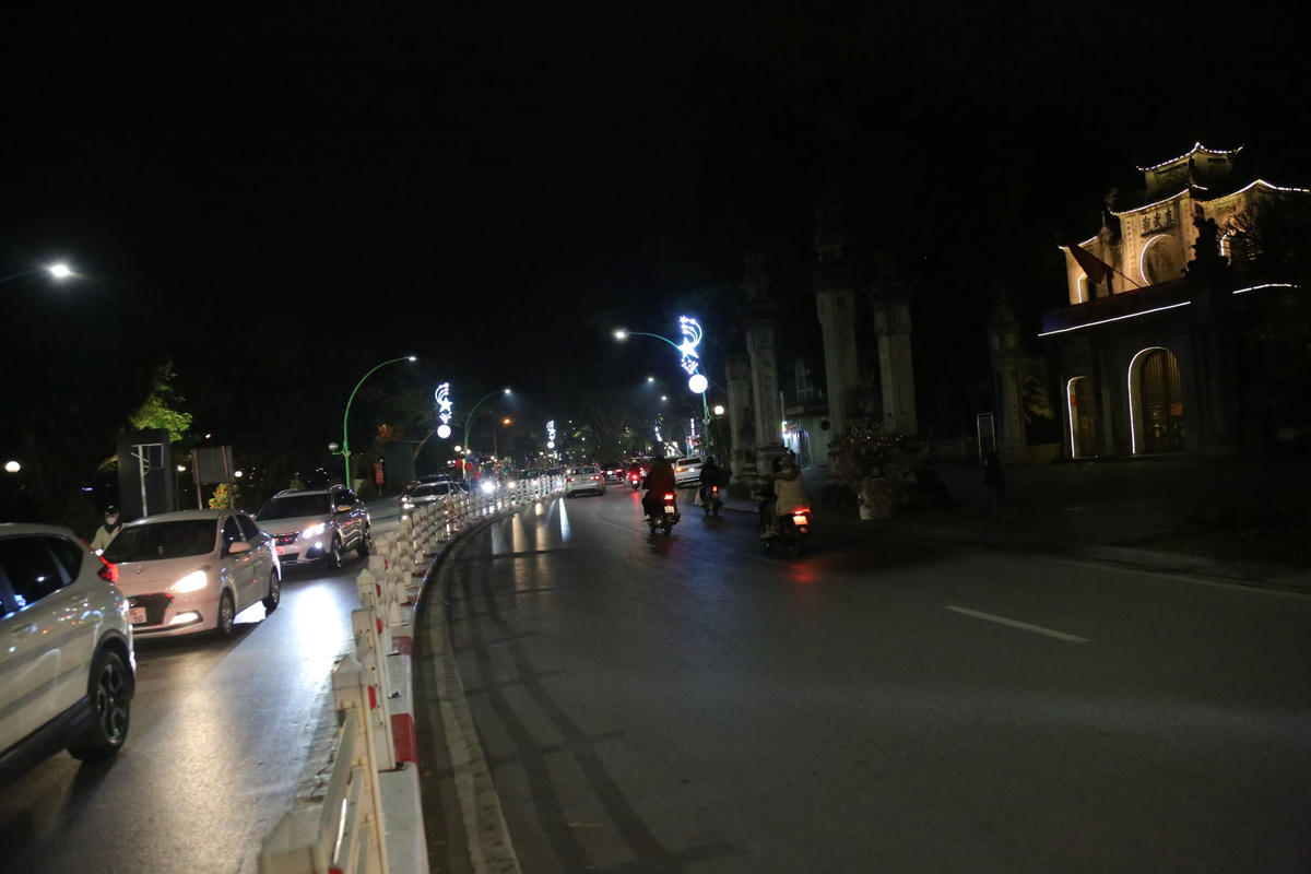 Tại tuyến đường Thanh Niên cũng khá vắng vẻ đêm giao thừa, các phương tiện qua lại thuận lợi.