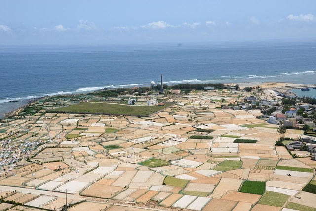 Huyện đảo Lý Sơn nằm tách biệt với đất liền tỉnh Quảng Ngãi (ảnh: Quốc Triều).