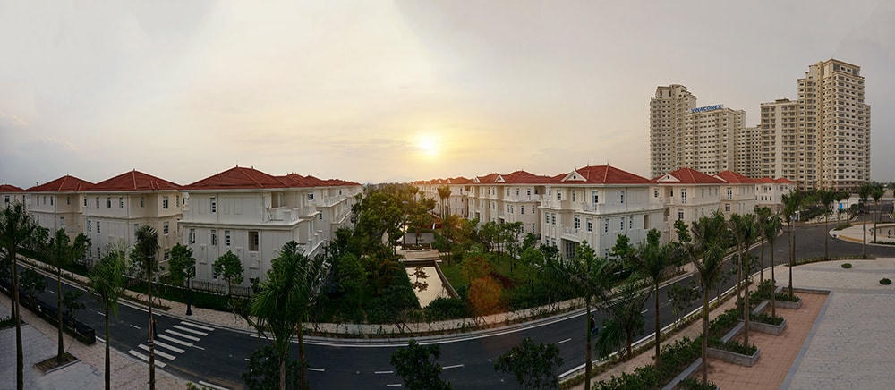 Việc cơ cấu vốn góp 50% - 50% của 2 thành viên là Vinaconex và Địa ốc Phú Long khiến không bên nào có thể tự quyết để phát triển dự án này.