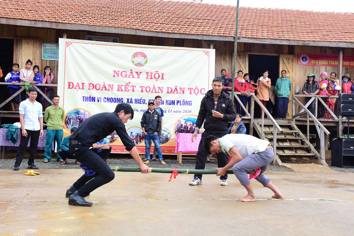         Người dân Thôn Vi Choong tham gia các hoạt động thể dục thể thao trong ngày hội Đại Đoàn kết. Ảnh: Minh Khang. 