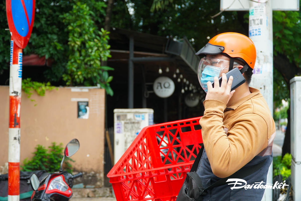 Không được vào khu phố, nhân viên giao hàng phải gọi điện nhờ người ra nhận.
