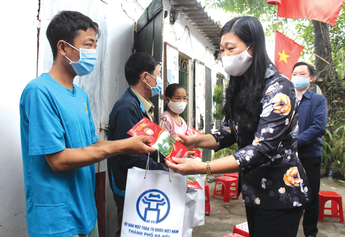 Chủ tịch Ủy ban MTTQ Việt Nam thành phố Hà Nội Nguyễn Lan Hương tặng quà cho bệnh nhân xóm chạy thận gặp khó khăn do Covid-19.