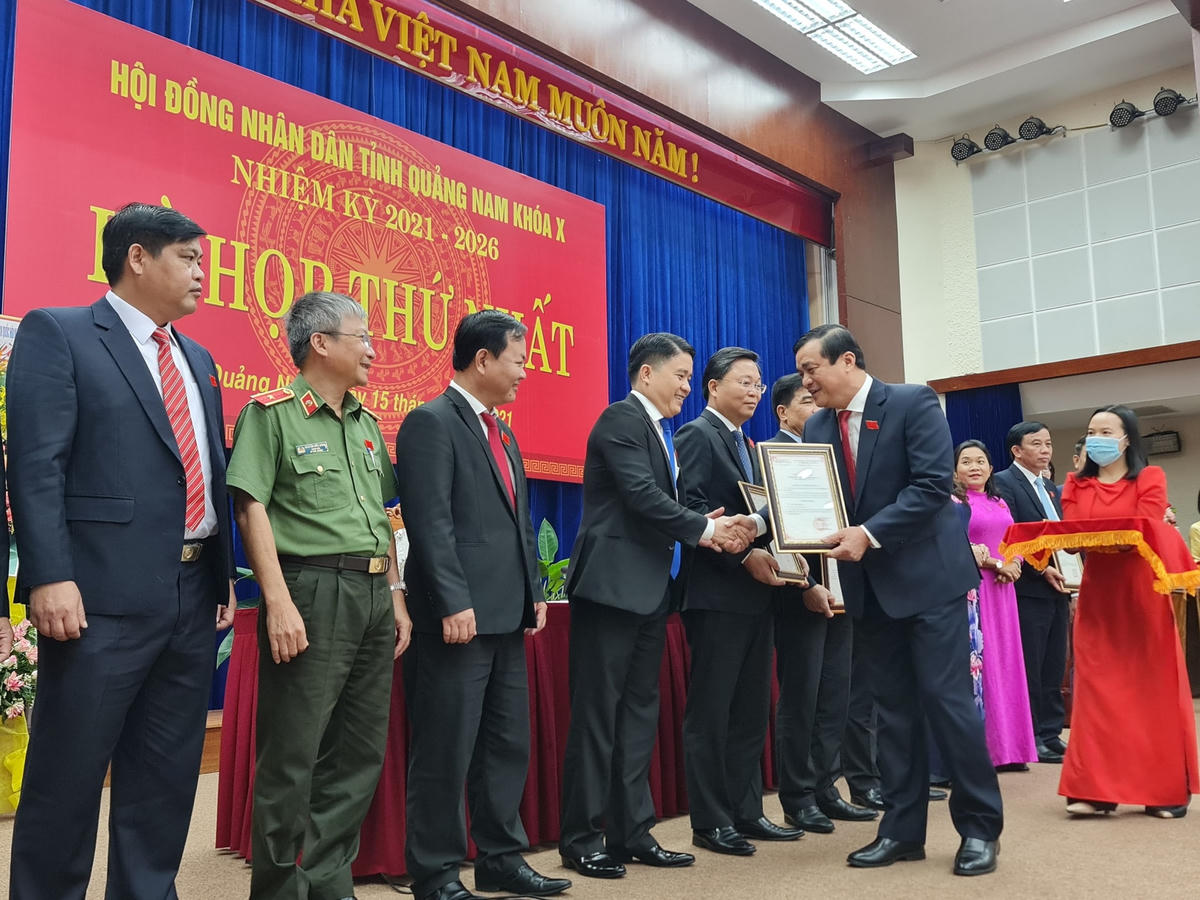 Bí thư Phan Việt Cường trao chứng nhận đại biểu HĐND tỉnh khóa X.