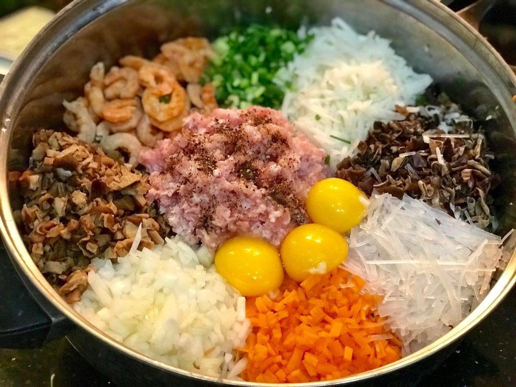 Ngày Tết làm món nem rán giòn tan đãi khách