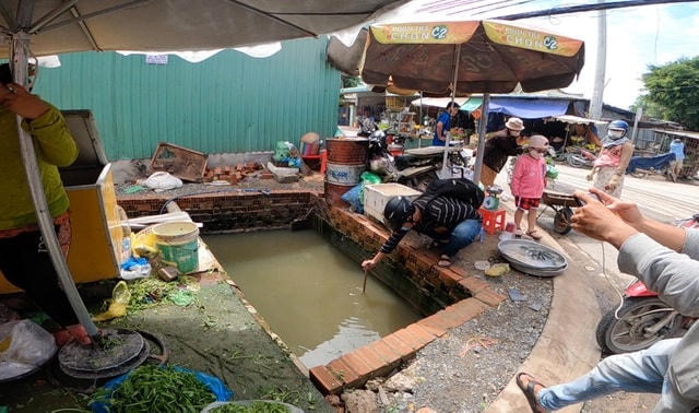 Vị trí nam thanh niên bị rơi xuống hố. Ảnh chụp sáng 20/9.