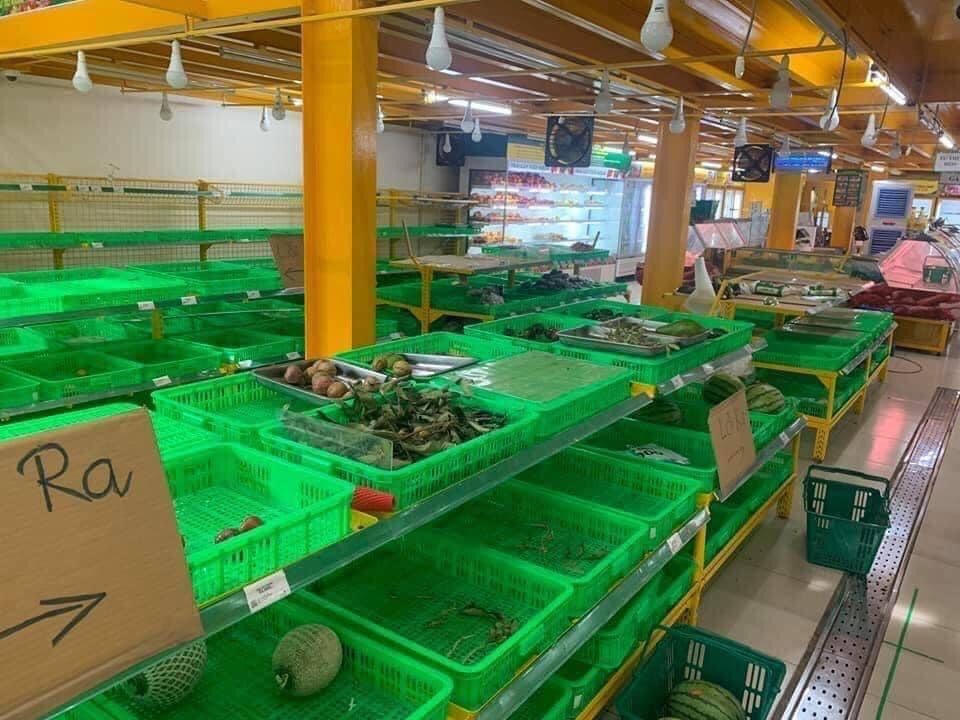Thực phẩm tươi sống và rau xanh luôn trong tình trạng “cháy hàng”.
