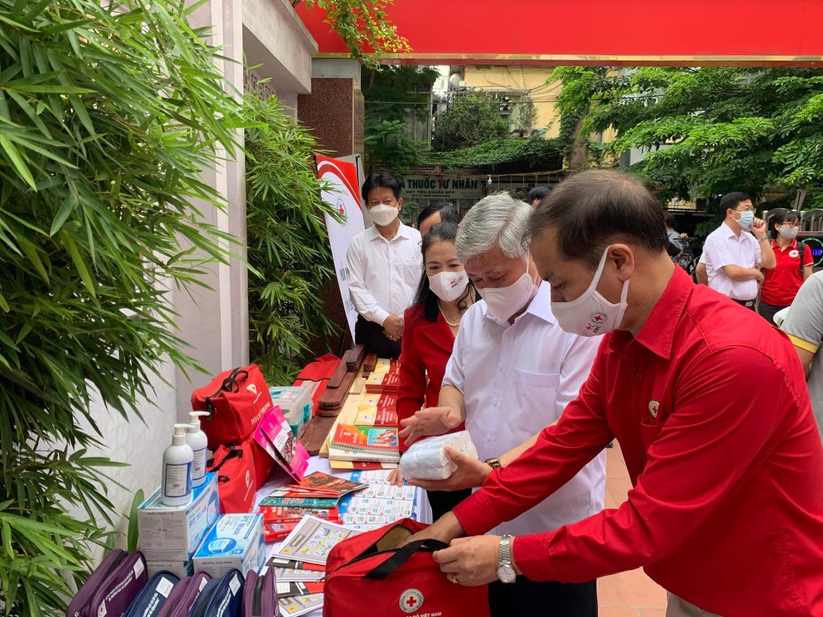 Bí thư Trung ương Đảng, Chủ tịch UBTƯ MTTQ Việt Nam tham quan các gian hàng tại buổi lễ.
