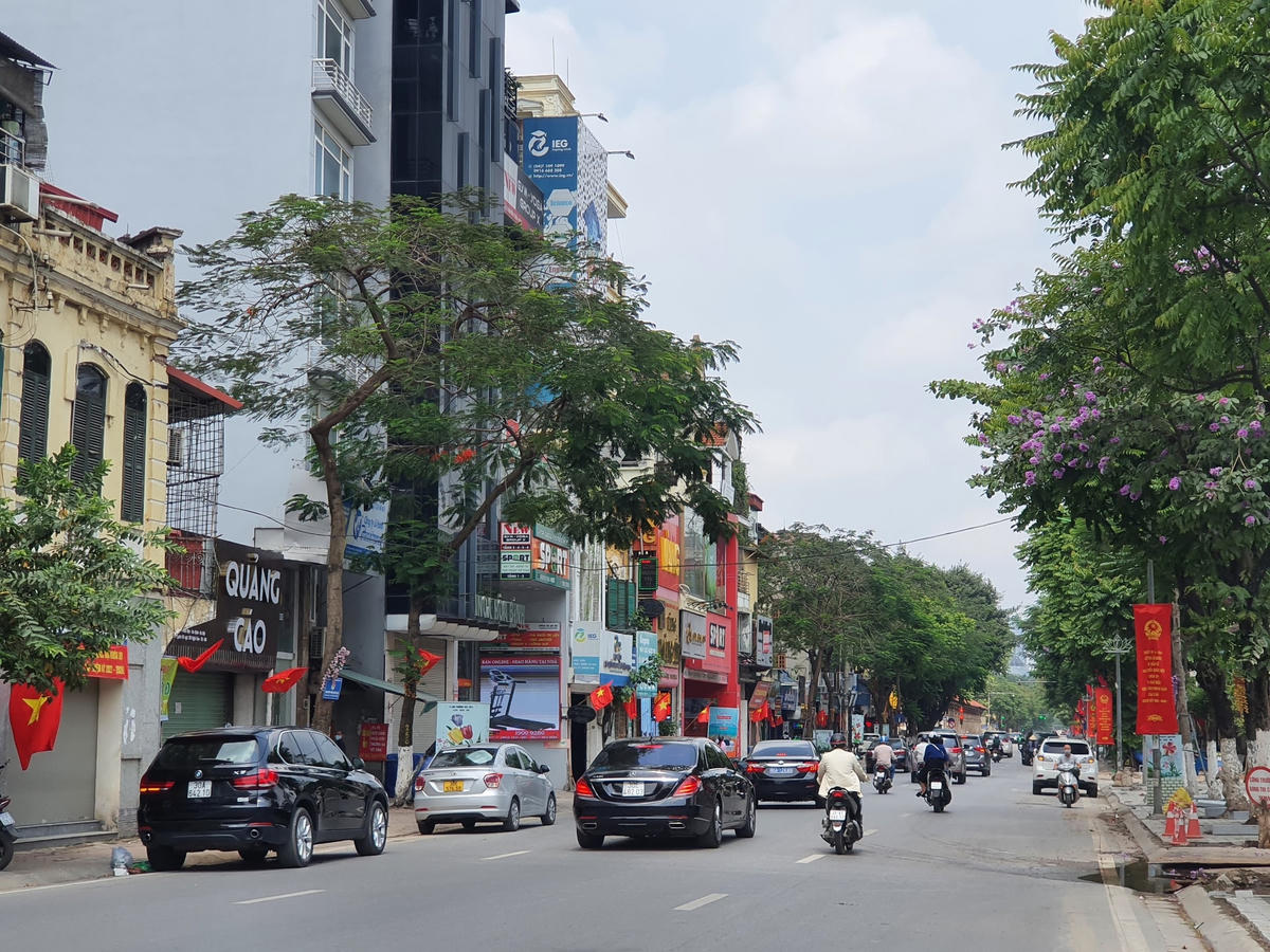 Đường Kim Mã rực rỡ cờ Tổ quốc, băng rôn chào mừng ngày bầu cử. Ảnh: Hoàng Chiến.