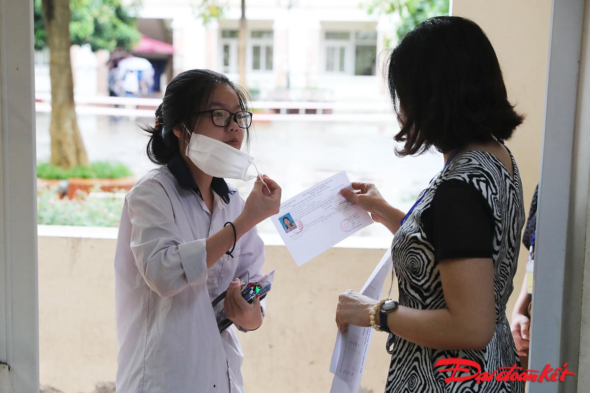 Thí sinh được gọi vào phòng thi, trước khi vào phòng thi giám thị yêu cầu các thí sinh bỏ khẩu trang để đối chiếu với giấy đăng ký dự thi.