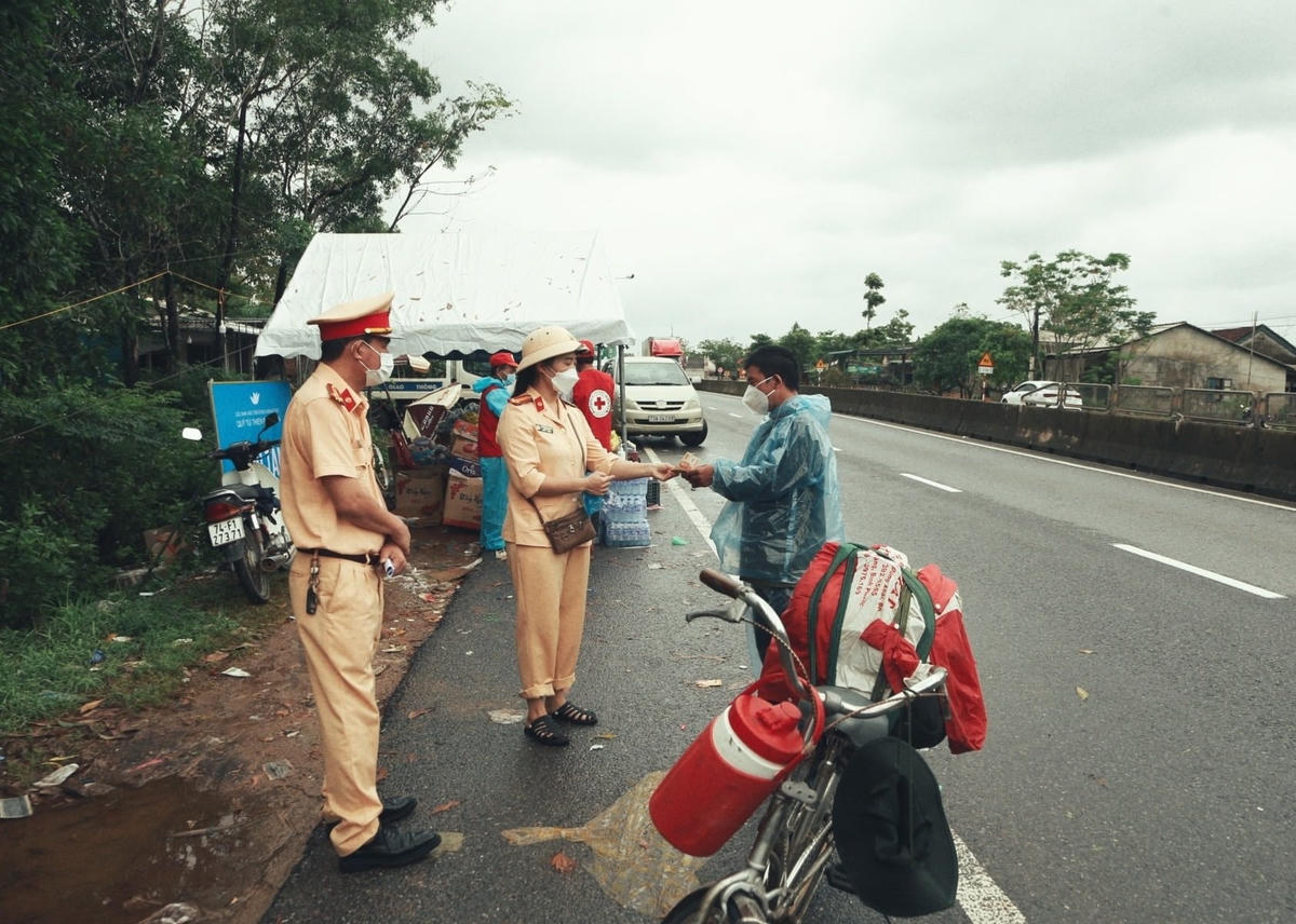 Cán bộ, chiến sĩ thuộc Phòng CSGT Công an tỉnh Quảng Trị trao số tiền 1 triệu đồng hỗ trợ anh Mao. Ảnh: Bảo Trung.