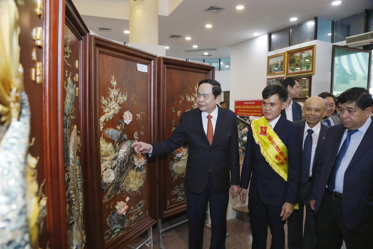 Hướng mọi hoạt động vào việc phục vụ cộng đồng làng nghề