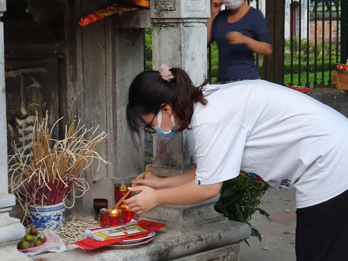 Còn Hoàng Phương Thảo (Tây Hồ - Hà Nội) cho biết: "Em cùng cả nhóm bạn cấp 3 đến đây vì trước nay bố mẹ và thầy cô đều dặn nên đến Văn Miếu thắp hương trước kì thi để tự tin hơn. Không phải mê tín nhưng em thấy mình vững tâm hơn trong kì thi sắp tới. Mong rằng kết quả sẽ như mong đợi.