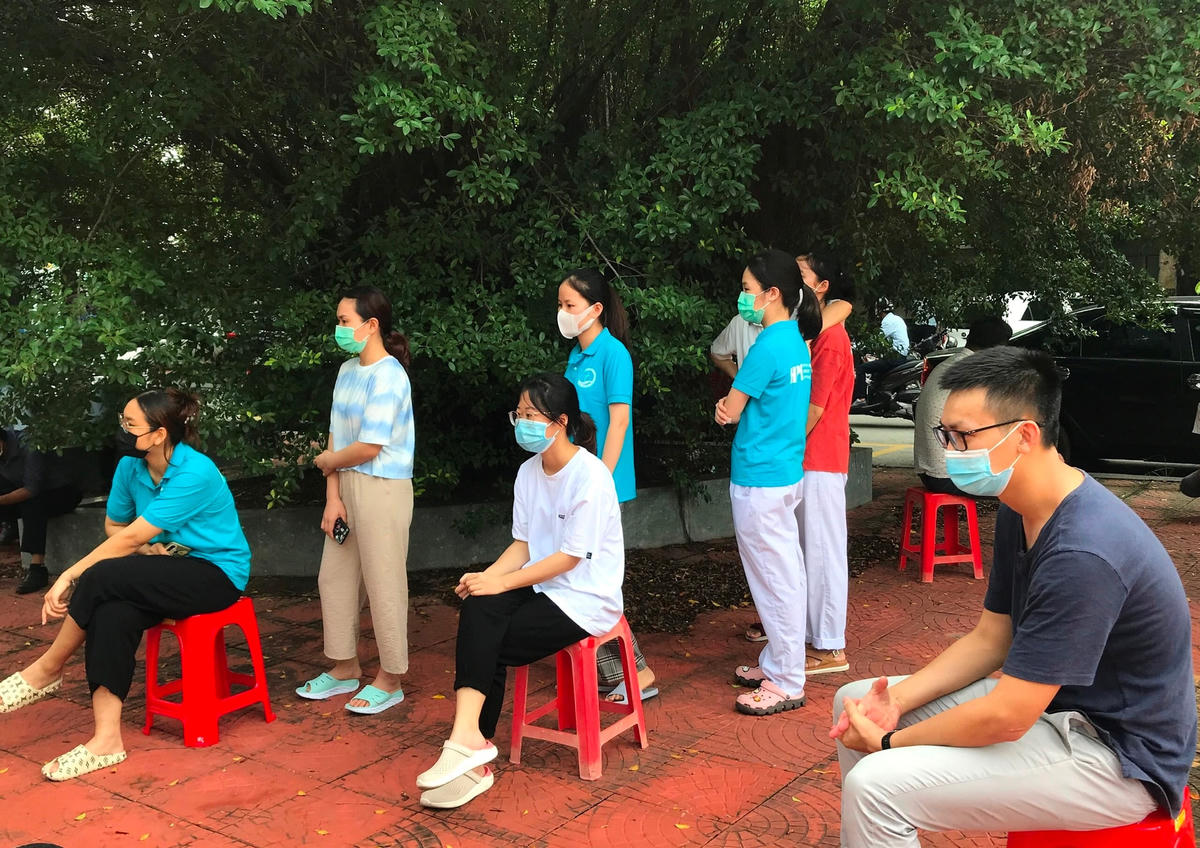 Sinh viên trường Đại học Kỹ thuật Y tế Hải Dương đợi kiểm tra y tế trước giờ vào nhận nhiệm vụ