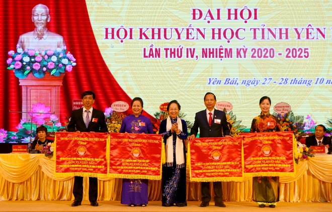 Chủ tịch Trung ương Hội Khuyến học Việt Nam Nguyễn Thị Doan tặng Cờ thi đua xuất sắc cho 4 tập thể đạt thành tích tiêu biểu, xuất sắc trong phong trào khuyến học, khuyến tài, xây dựng xã hội học tập, giai đoạn 2015 - 2020.