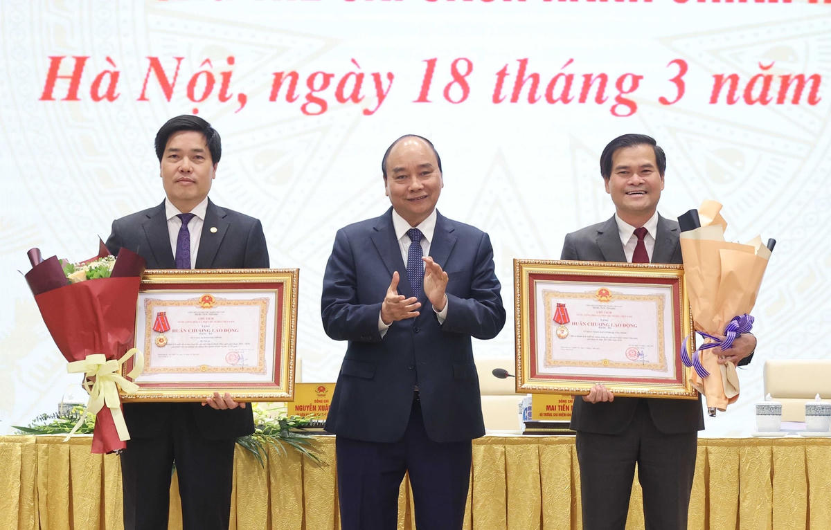 Thủ tướng Nguyễn Xuân Phúc, Chủ tịch Hội đồng Thi đua - Khen thưởng Trung ương trao tặng Huân chương Lao động hạng Ba cho Vụ Cải cách thủ tục hành chính (Bộ Nội vụ) và UBND tỉnh Quảng Ninh. Ảnh: Thống Nhất – TTXVN.