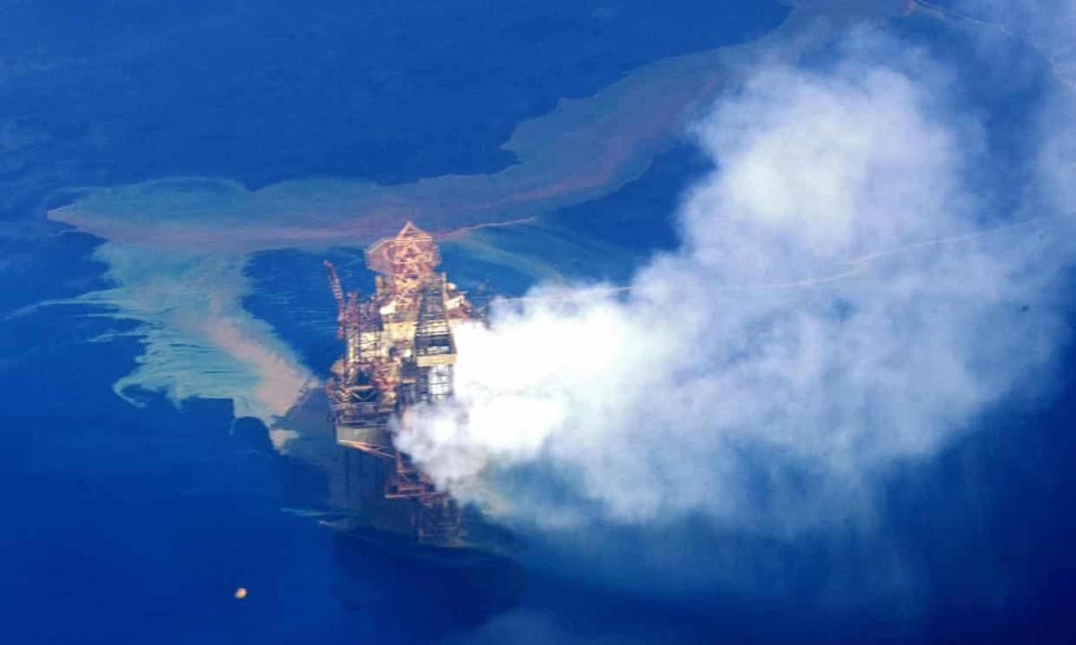 Dầu tràn ra từ giàn khoan Montara ở Biển Timor vào tháng 9/2009. Ảnh: Annabelle Sandes / AFP / Getty Images.  