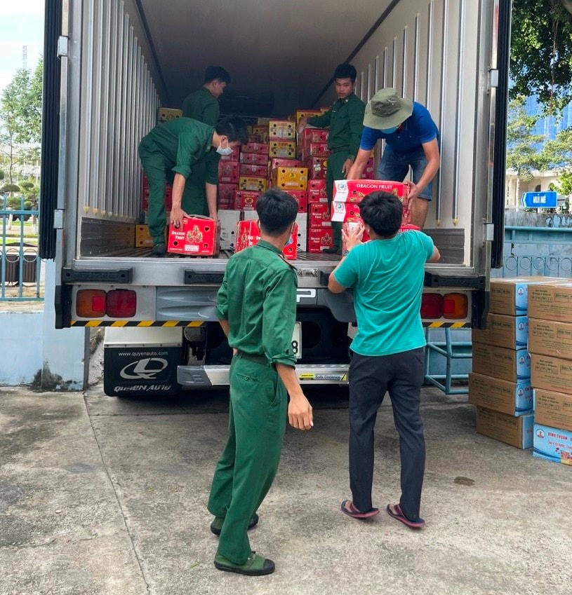 Hàng hóa từ Bình Thuận được đưa lên xe chở vào TP.HCM ủng hộ công tác phòng, chống dịch Covid-19 của Thành phố.
