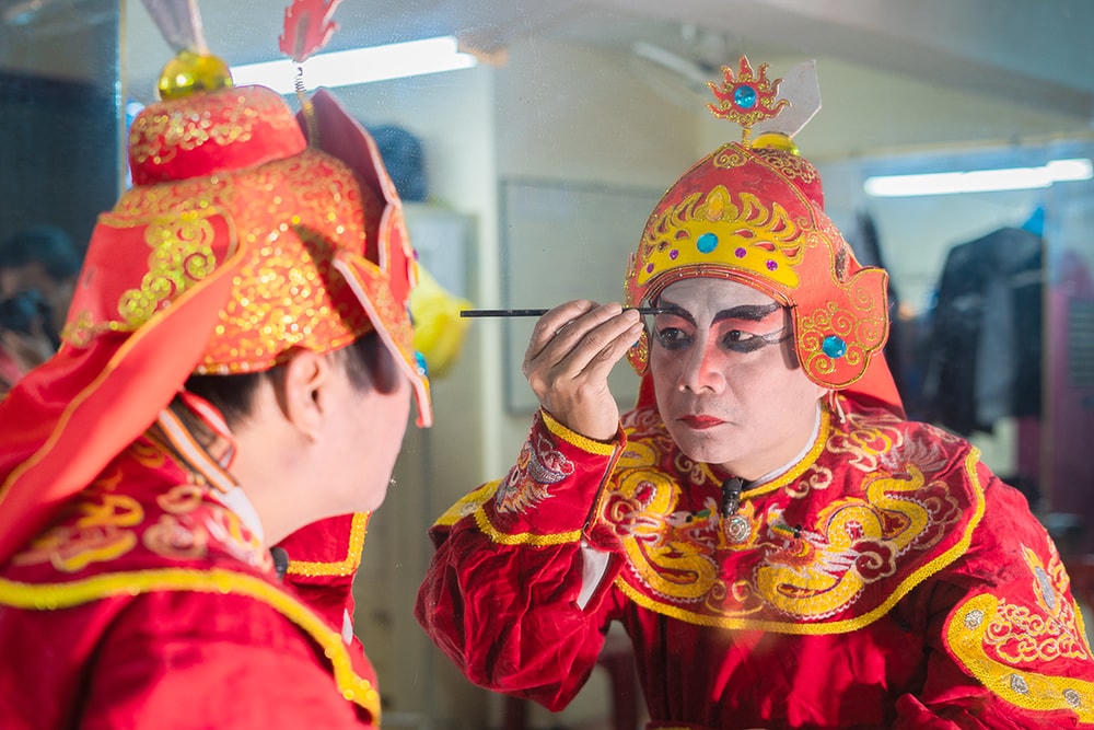 Mỗi lần lên sân khấu nghệ sĩ Nguyễn Văn Mười luôn tự mình kẻ mặt hóa trang nhân vật.
