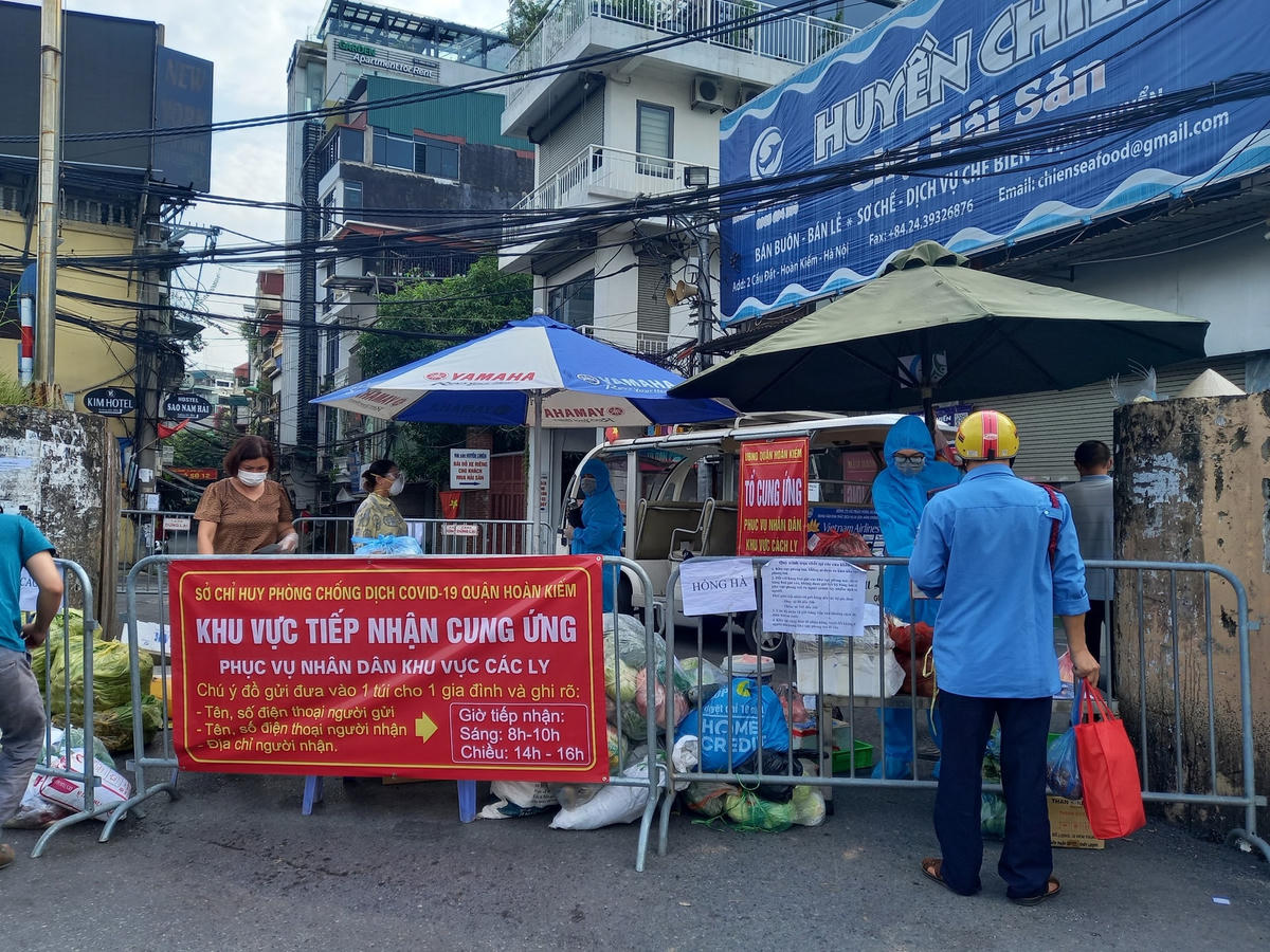 Chốt cung ứng tại phố Cầu Đất, phường Chương Dương, quận Hoàn Kiếm. Thời gian nhận đồ chia làm 2 khung giờ sáng và chiều. 