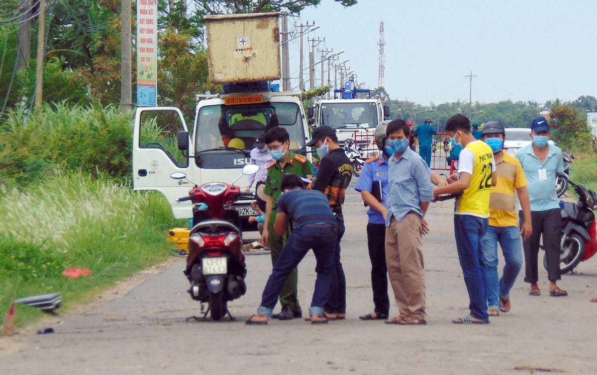 Lực lượng chức năng khám nghiệm hiện trường.