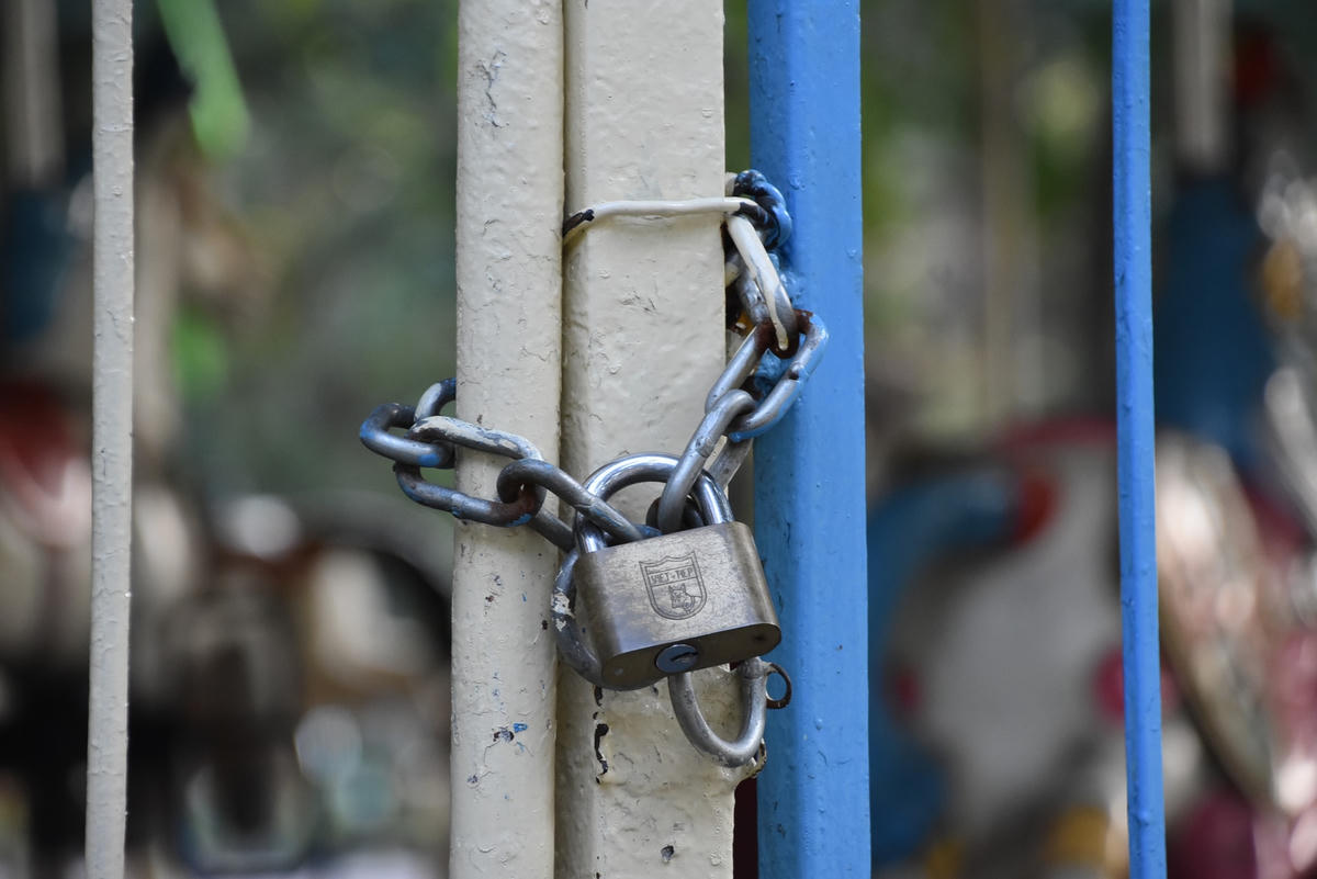 Nhiều khu vui chơi của trẻ em luôn trong trạng thái khoá cửa im lìm.