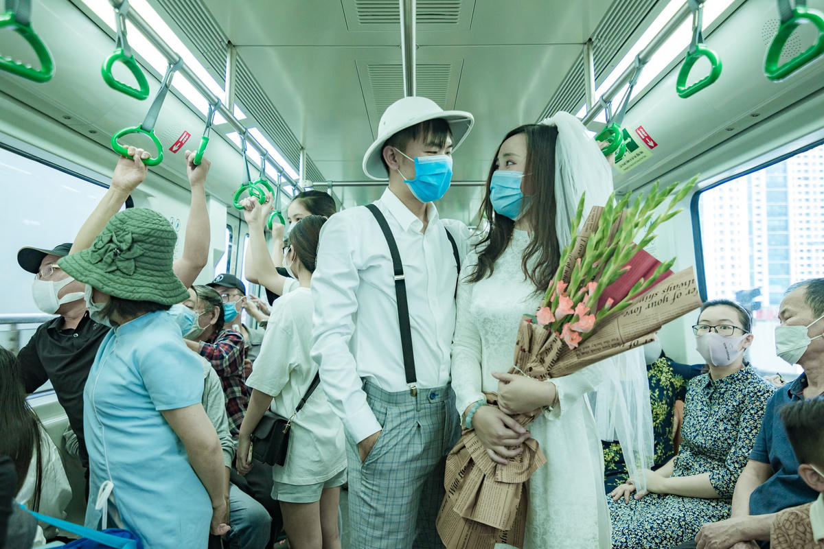 Bộ ảnh cưới tạm thời để chào mừng ngày đường sắt trên cao Cát Linh - Hà Đông chính thức vận hành của 2 bạn trẻ. Ảnh: NVCC. 