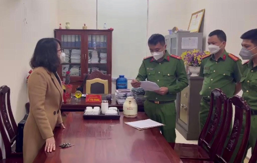 Bà Dung nghe Cơ quan điều tra đọc lệnh khởi tố.