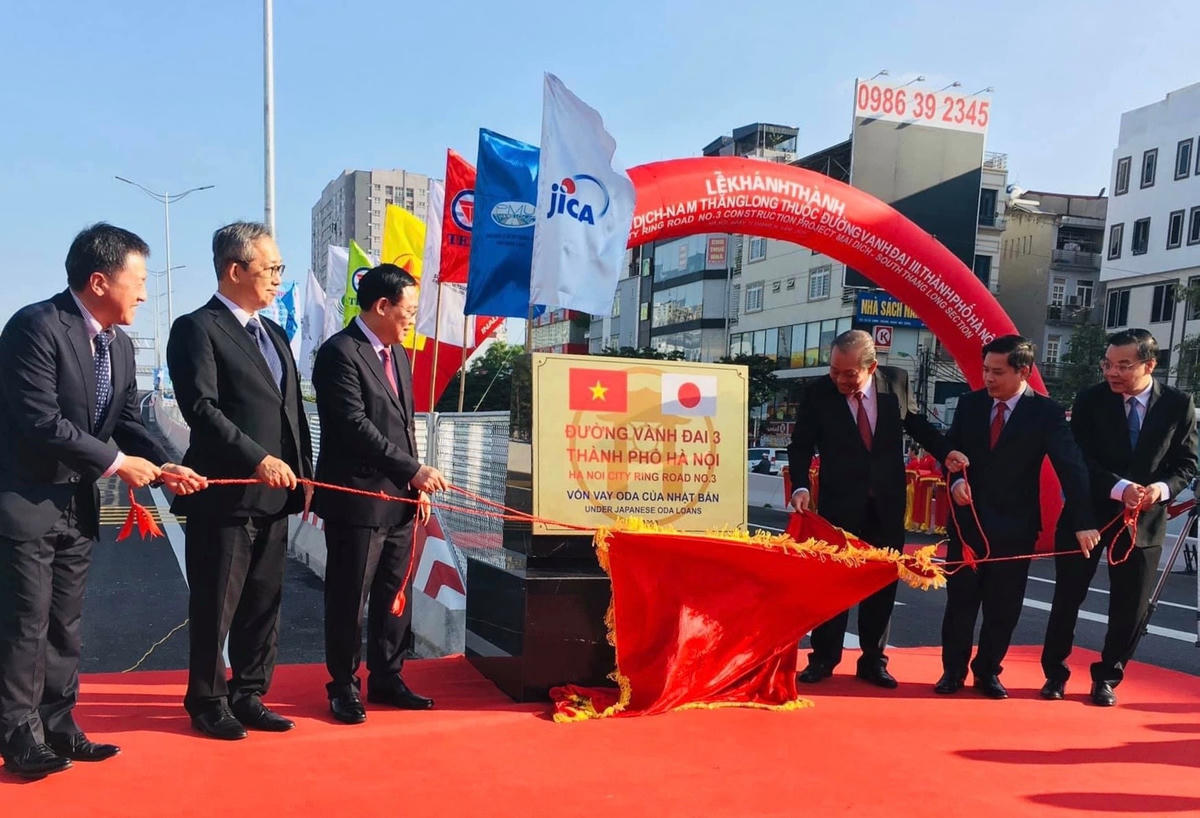 Phó Thủ tướng Trương Hòa Bình, Bí thư Thành ủy Hà Nội Vương Đình Huệ, Bộ trưởng GTVT Nguyễn Văn Thể, Chủ tịch UBND TP Hà Nội Chu Ngọc Anh, Đại sứ đặc mệnh toàn quyền Nhật Bản tại Việt Nam thực hiện nghi thức gắn biển tên dự án.