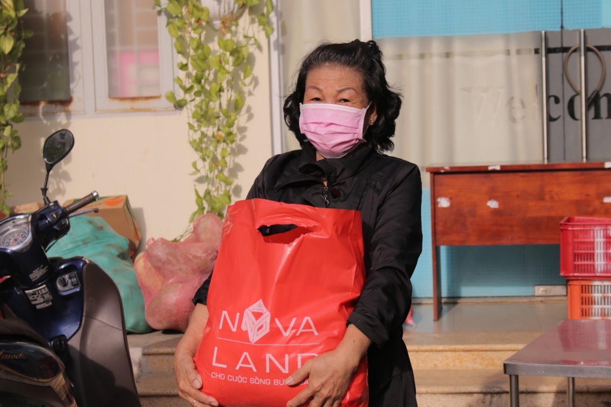Những phần quà ý nghĩa được trao tận tay những gia đình gặp khó khăn do ảnh hưởng đại dịch Covid-19.