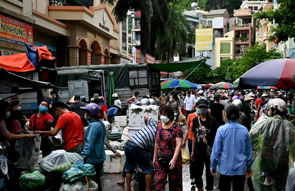 Trời càng về sáng thì càng có đông người dân đến mua bán nhộn nhịp