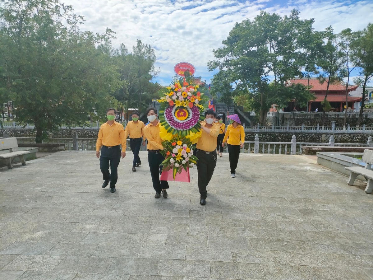 Đoàn công tác Ủy ban MTTQ Việt Nam tỉnh Nghệ An dâng hoa, dâng hương tại Nghĩa trang Quốc tế Việt Lào.