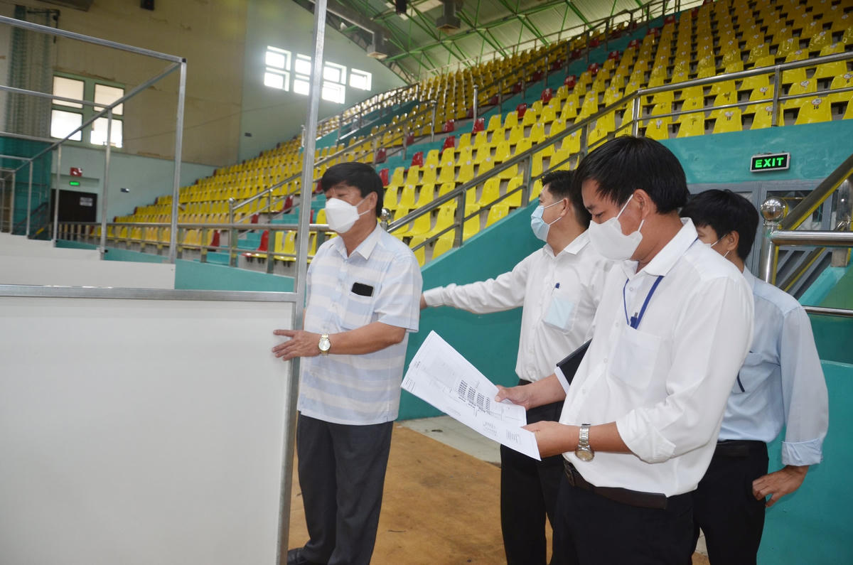 Đoàn công tác liên ngành kiểm tra các hạng mục thi công bệnh viện dã chiến mới. Ảnh: T.A..