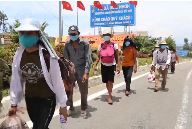 Những người dân phải đi bộ từ Bình Định về quê.