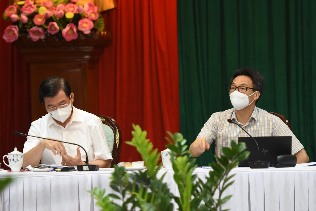 Phó Thủ tướng Chính phủ Vũ Đức Đam (bên phải) chỉ đạo buổi làm việc tại Đồng Nai.