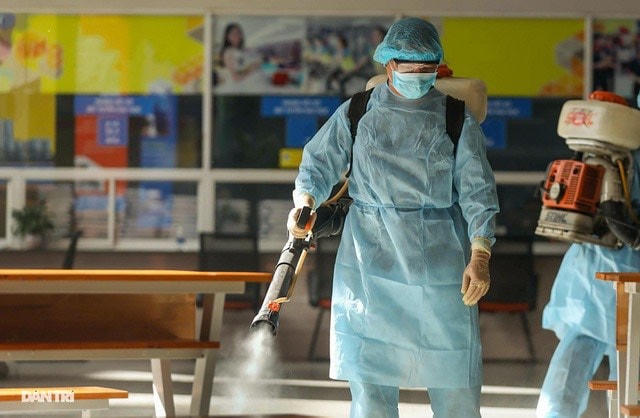Công tác tiêu độc khử trùng, truy vết được cơ quan chức năng thực hiện ráo riết. Ảnh: Phạm Nguyễn.  