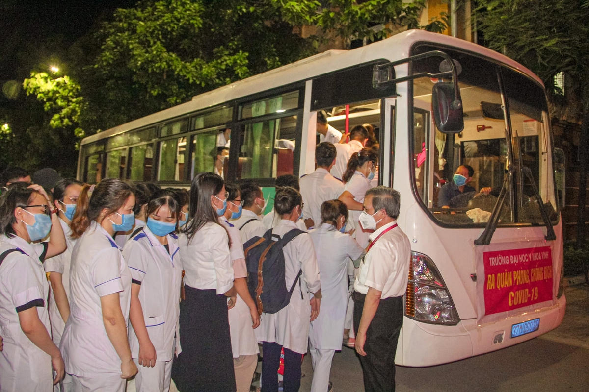 50 sinh viên Trường ĐH Y khoa Vinh xuất phát ra huyện Diễn Châu tham gia lấy mẫu xét nghiệm cho người dân.