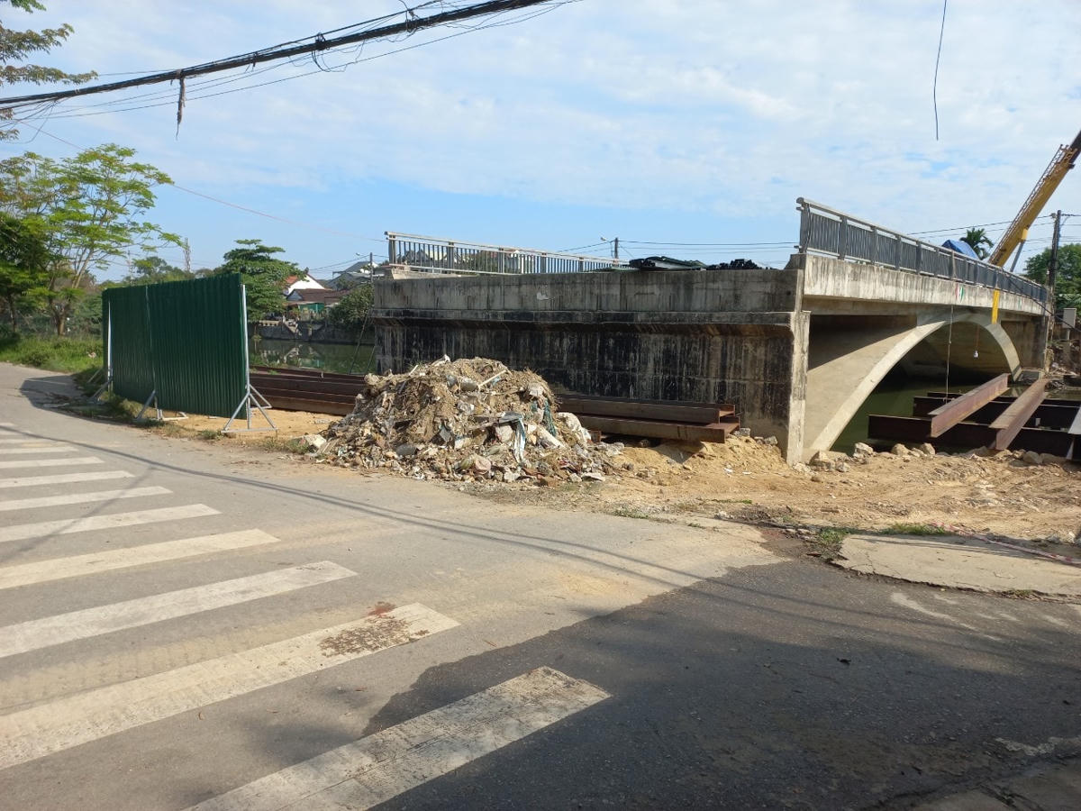 Ngoài ra, quá trình thiết kế, lập dự án cầu bắc qua sông Lợi Nông này chưa phù hợp thực tế khi kết nối 2 khu đô thị; Đường dẫn 2 đầu cầu không đồng mức với đường Tôn Quang Phiệt và đường Hải Triều đã làm ảnh hưởng đến tổ chức giao thông 2 đầu cầu.