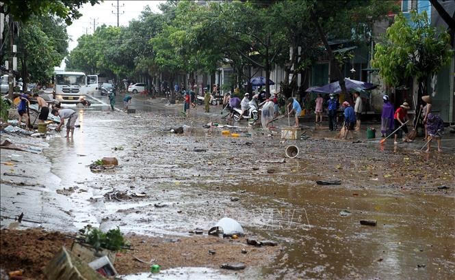 Mưa lớn gây ngập cục bộ tại tuyến đường Lê Thanh, phường Bắc Cường, thành phố Lào Cai. Ảnh: TTXVN.