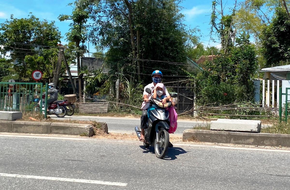 Hàng ngày người dân vẫn băng qua con đường rất nguy hiểm.