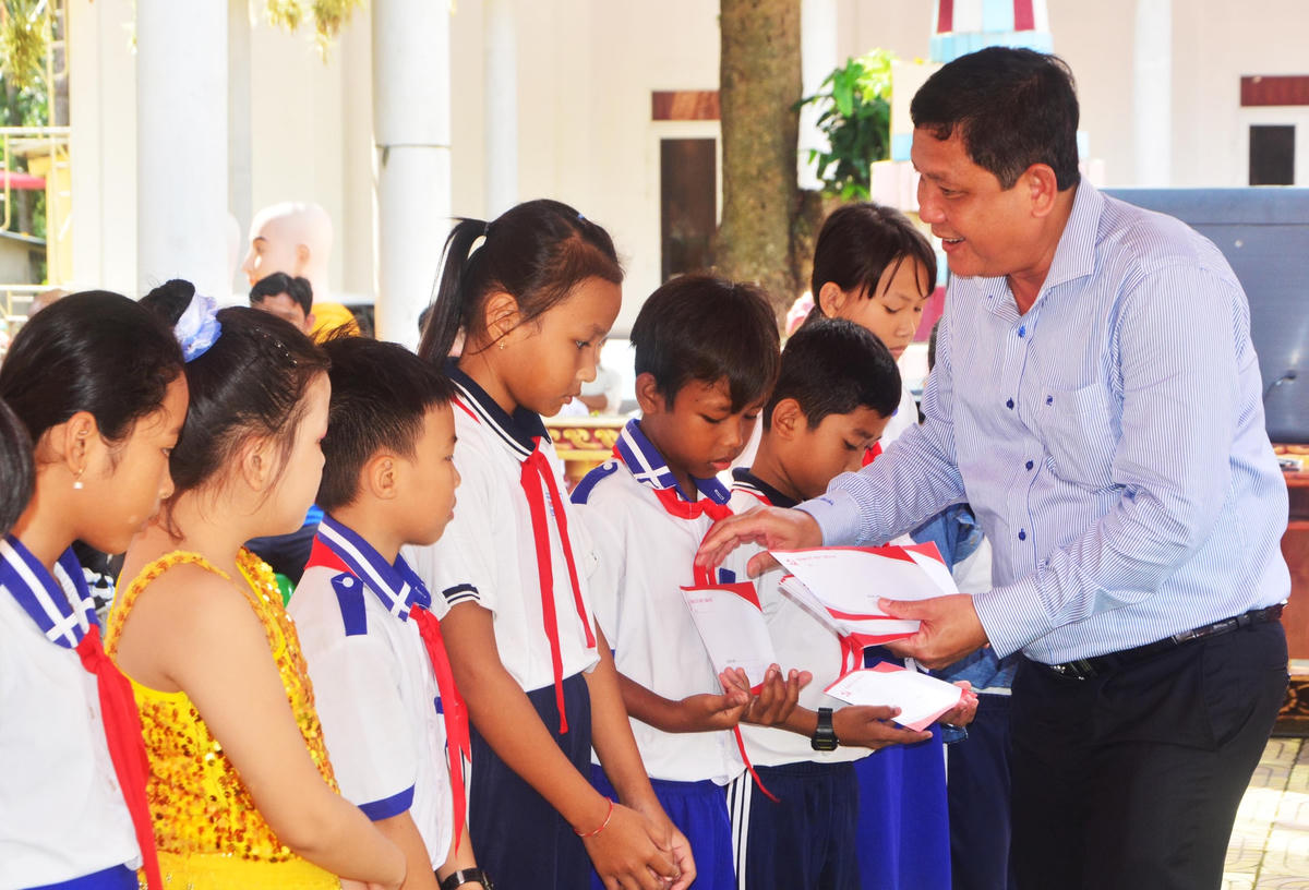 Chủ tịch Ủy ban MTTQ Việt Nam tỉnh Sóc Trăng Dương Sà Kha tặng quà cho học sinh nghèo vượt khó tại ngày hội.
