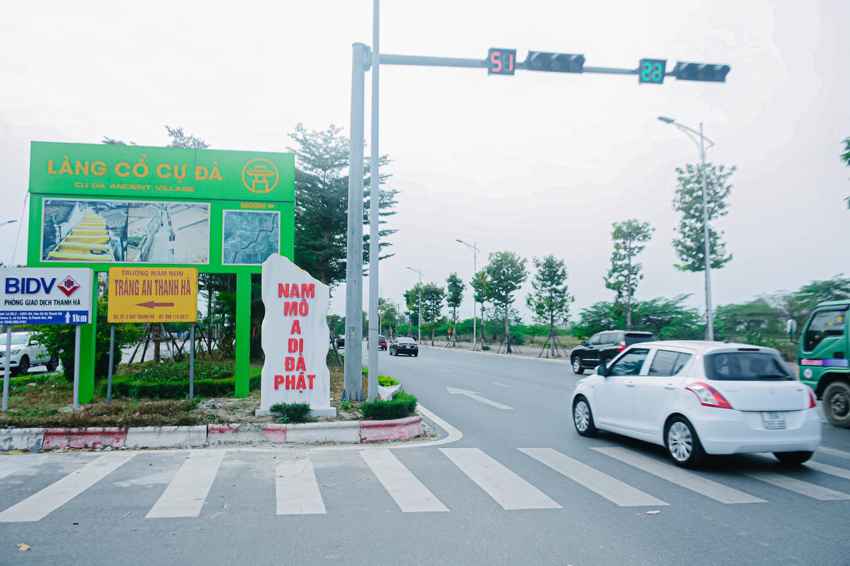 Những tấm bia đá, tờ áp phích in dòng những dòng chữ này vô hình chung làm người đi đường hoang mang, lo sợ,  mất tập trung khi tham gia giao thông.