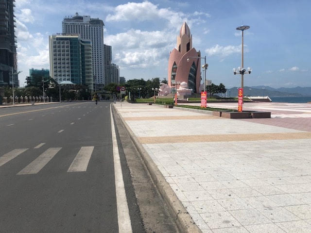 Khu vực sầm uất nhất TP Nha Trang nay trở nên vắng lặng.