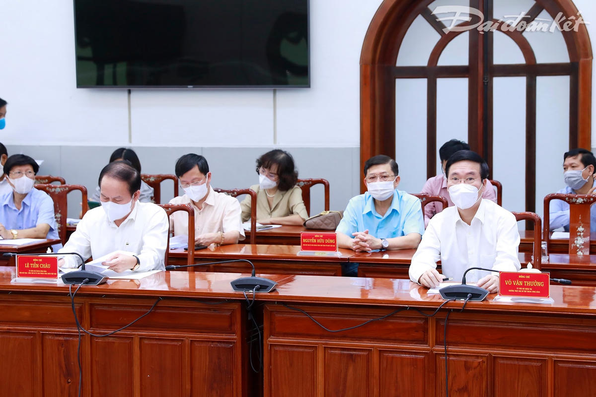 Ông Võ Văn Thưởng, Ủy viên Bộ Chính trị, Thường trực Ban Bí thư cùng Ủy viên Trung ương Đảng, Phó Chủ tịch - Tổng Thư ký UBTƯ MTTQ Việt Nam Lê Tiến Châu và các đại biểu tại Chương trình. Ảnh: Quang Vinh.