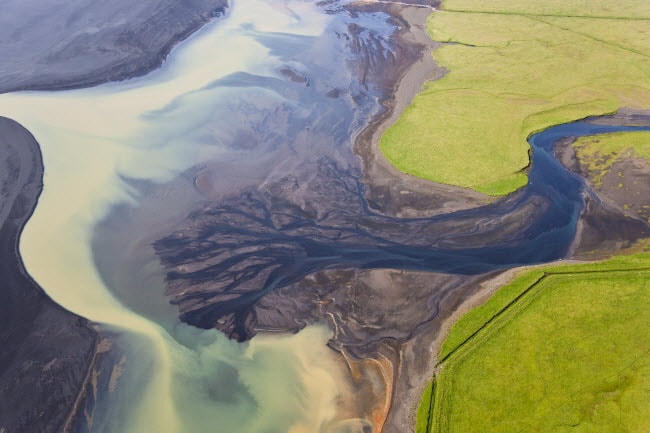 Hai dòng sông gặp nhau ở Iceland. Con sông bên phải hình thành các nhánh trông giống như cây.