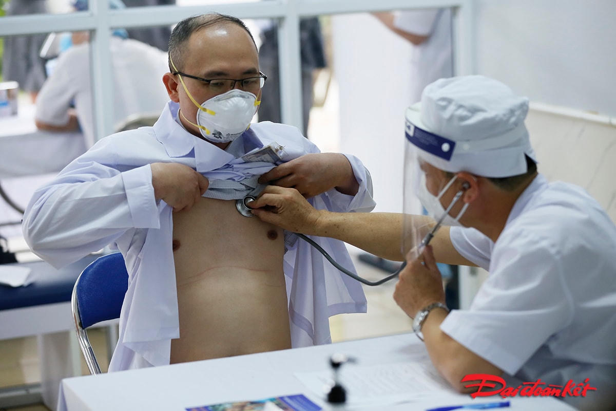 Các nhân viên y tế của tỉnh khám sàng lọc cho các đối tượng được tiêm trong đợt này.