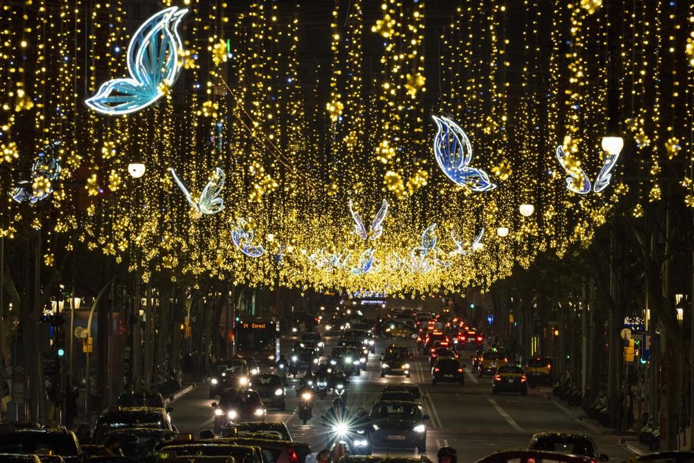 Đồ trang trí Giáng sinh chiếu sáng một trong những đại lộ chính ở Barcelona, ​​Tây Ban Nha. Ảnh: AP.